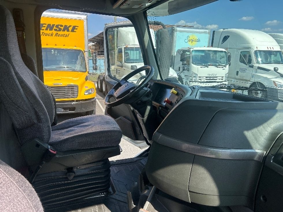 Day Cab Tractor-Heavy Duty Tractors-Volvo-2020-VNR64300-Bensalem-PA-467,025\n\t\tmiles-$ 37,750 - Image 14