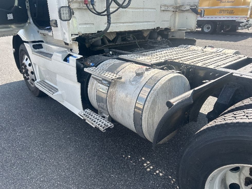 Day Cab Tractor-Heavy Duty Tractors-Volvo-2020-VNR64300-Bensalem-PA-467,025\n\t\tmiles-$ 37,750 - Image 17