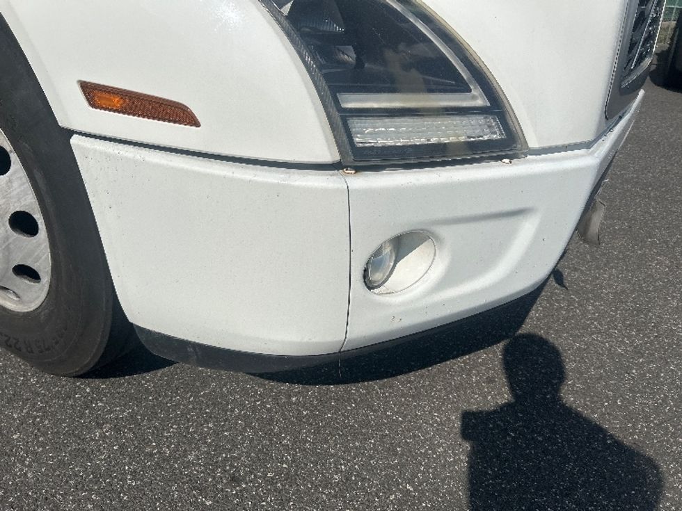 Day Cab Tractor-Heavy Duty Tractors-Volvo-2020-VNR64300-Bensalem-PA-467,025\n\t\tmiles-$ 37,750 - Image 20