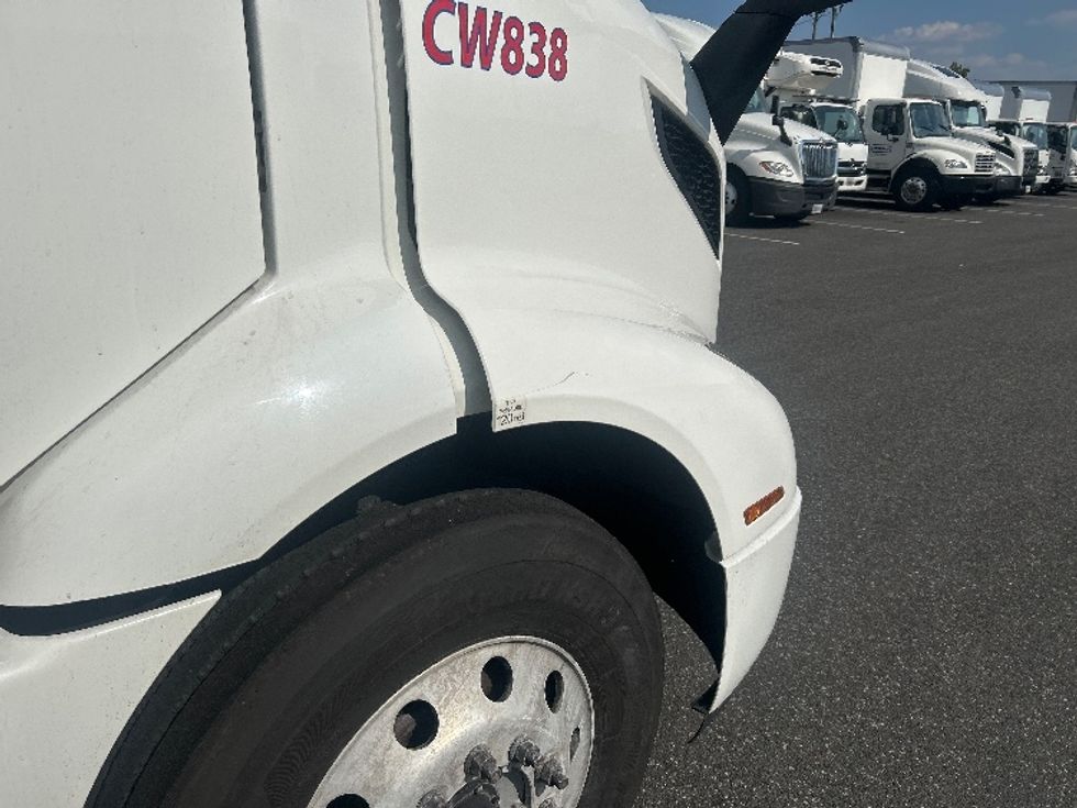 Day Cab Tractor-Heavy Duty Tractors-Volvo-2020-VNR64300-Bensalem-PA-467,025\n\t\tmiles-$ 37,750 - Image 21