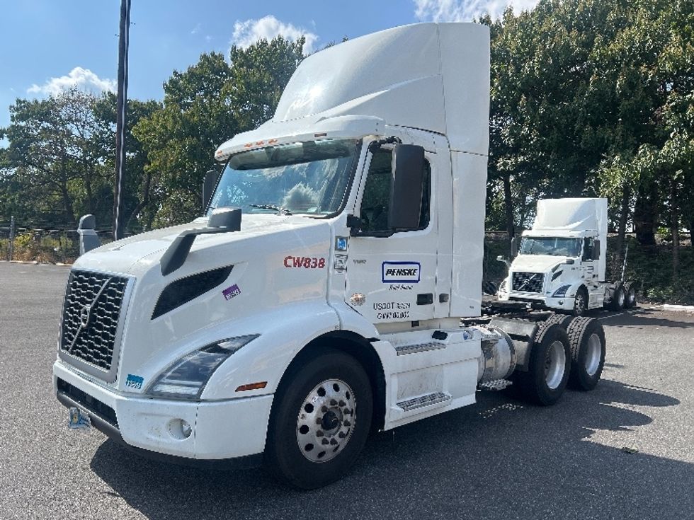 Day Cab Tractor-Heavy Duty Tractors-Volvo-2020-VNR64300-Bensalem-PA-467,025\n\t\tmiles-$ 37,750 - Image 3