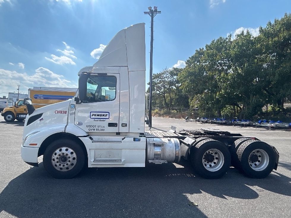 Day Cab Tractor-Heavy Duty Tractors-Volvo-2020-VNR64300-Bensalem-PA-467,025\n\t\tmiles-$ 37,750 - Image 4