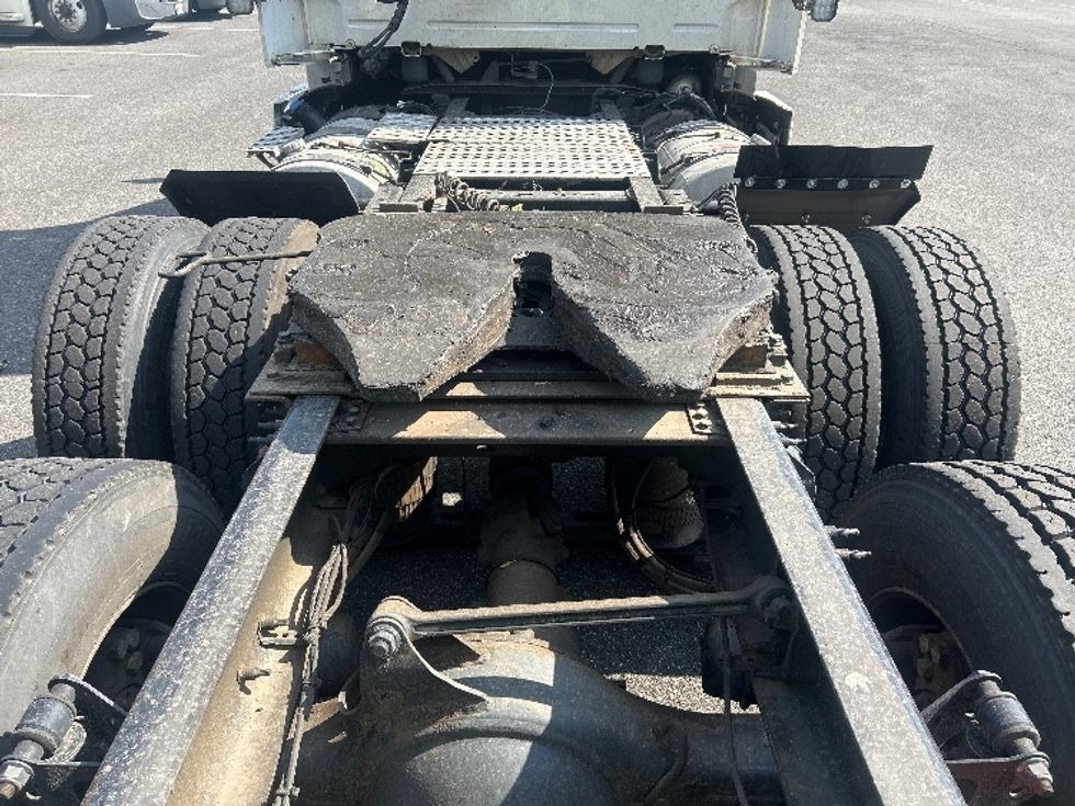 Day Cab Tractor-Heavy Duty Tractors-Volvo-2020-VNR64300-Bensalem-PA-467,025\n\t\tmiles-$ 37,750 - Image 6