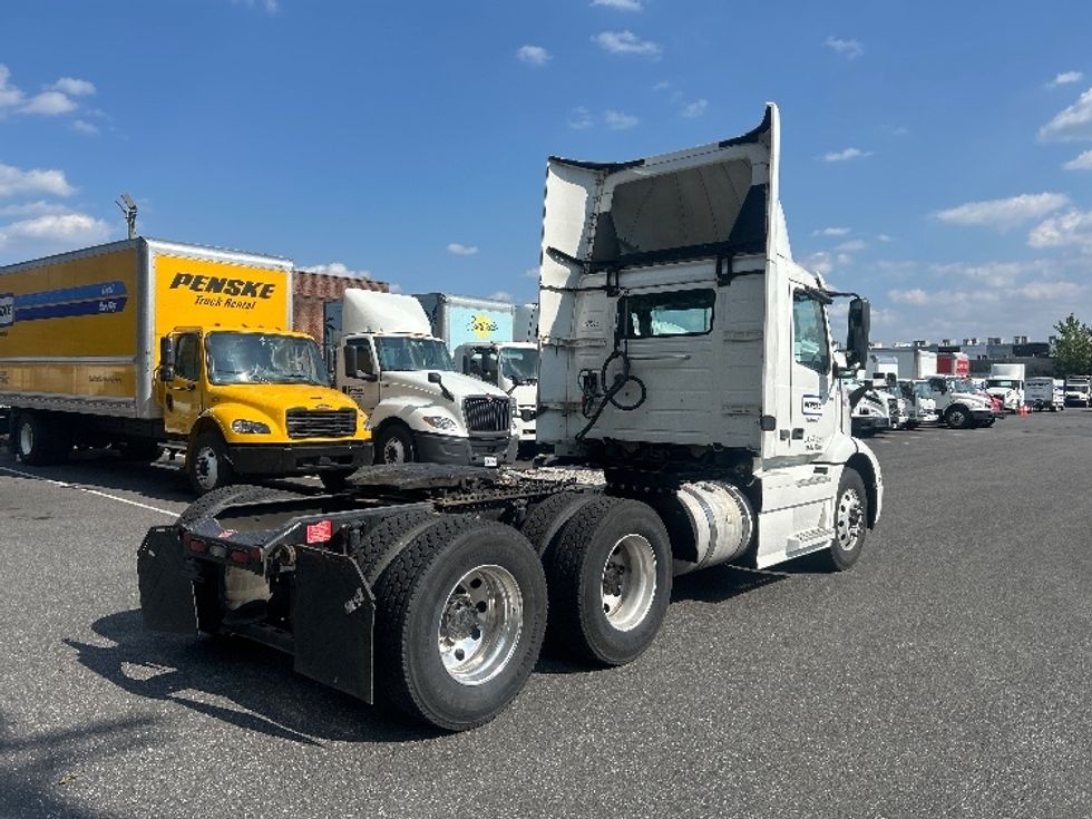 Day Cab Tractor-Heavy Duty Tractors-Volvo-2020-VNR64300-Bensalem-PA-467,025\n\t\tmiles-$ 37,750 - Image 7