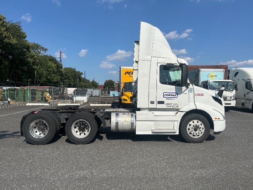 Day Cab Tractor-Heavy Duty Tractors-Volvo-2020-VNR64300-Bensalem-PA-467,025\n\t\tmiles-$ 37,750 - Image 8