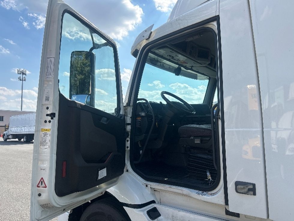 Day Cab Tractor-Heavy Duty Tractors-Volvo-2020-VNR64300-Bensalem-PA-467,025\n\t\tmiles-$ 37,750 - Image 9