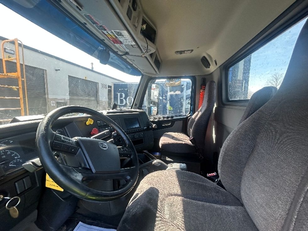 Day Cab Tractor-Heavy Duty Tractors-Volvo-2020-VNR64300-Brooklyn Park-MN-489,488\n\t\tmiles-$ 37,750 - Image 10