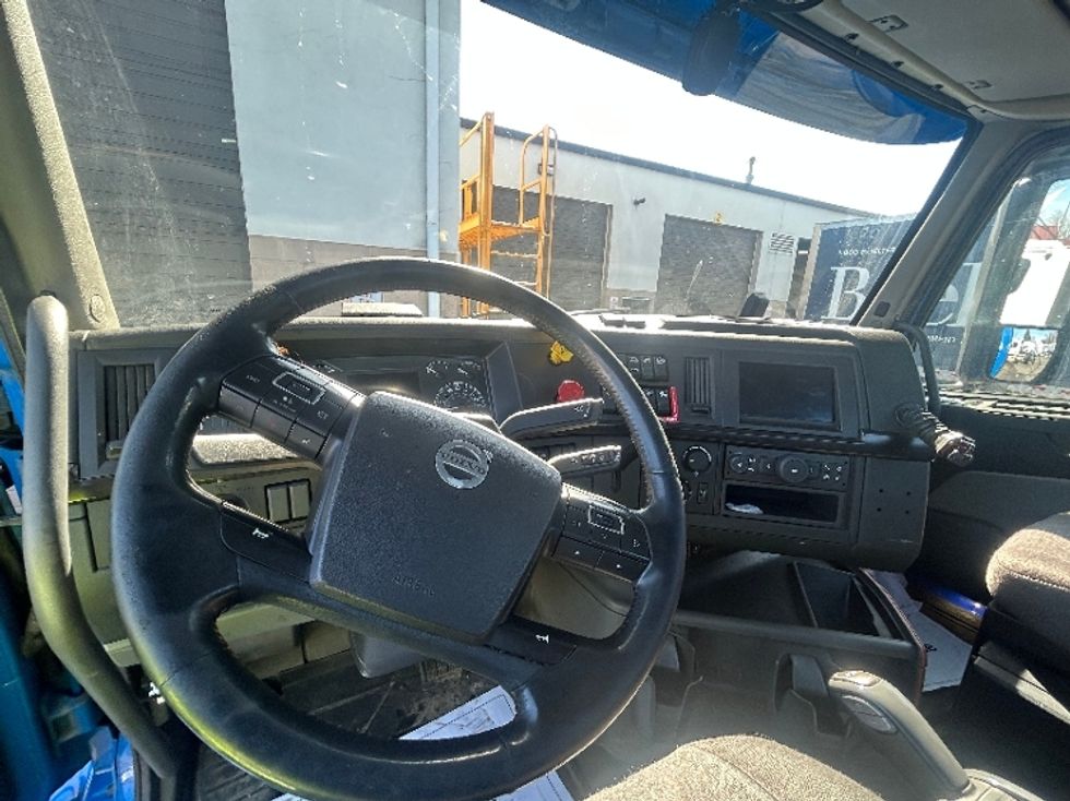 Day Cab Tractor-Heavy Duty Tractors-Volvo-2020-VNR64300-Brooklyn Park-MN-489,488\n\t\tmiles-$ 37,750 - Image 11