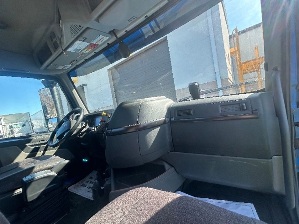 Day Cab Tractor-Heavy Duty Tractors-Volvo-2020-VNR64300-Brooklyn Park-MN-489,488\n\t\tmiles-$ 37,750 - Image 13