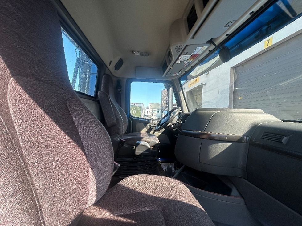 Day Cab Tractor-Heavy Duty Tractors-Volvo-2020-VNR64300-Brooklyn Park-MN-489,488\n\t\tmiles-$ 37,750 - Image 14