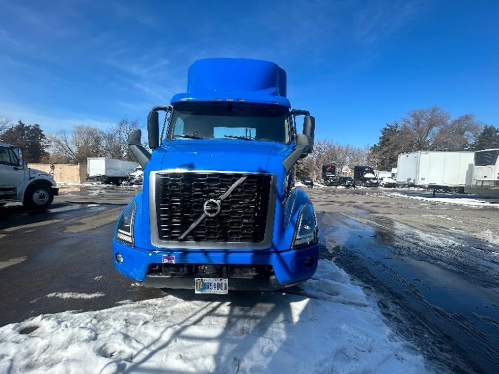 Day Cab Tractor-Heavy Duty Tractors-Volvo-2020-VNR64300-Brooklyn Park-MN-489,488\n\t\tmiles-$ 37,750 - Image 2