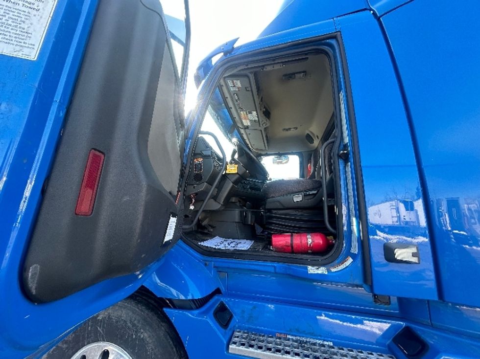 Day Cab Tractor-Heavy Duty Tractors-Volvo-2020-VNR64300-Brooklyn Park-MN-489,488\n\t\tmiles-$ 37,750 - Image 9