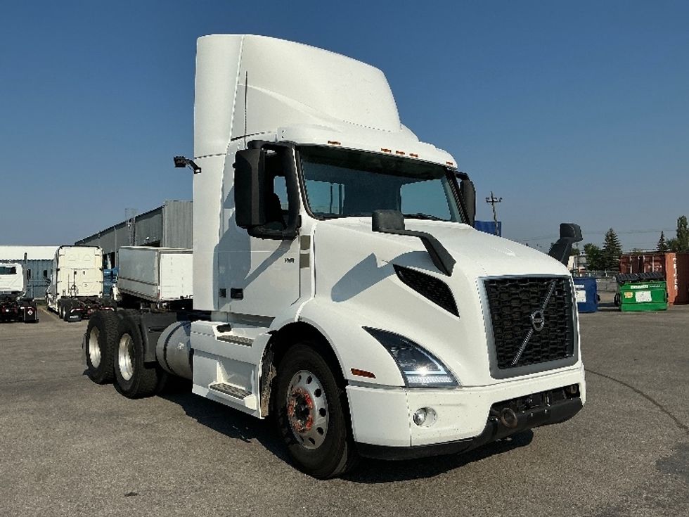 Day Cab Tractor-Heavy Duty Tractors-Volvo-2020-VNR64300-Calgary-AB-1,014,994\n\t\tkm-$ 45,000 - Image 1