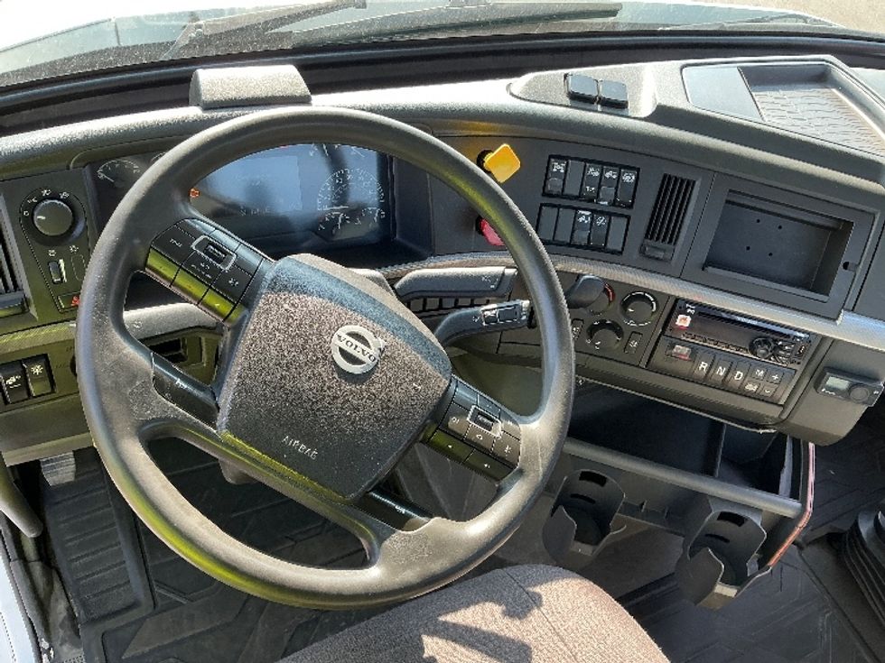 Day Cab Tractor-Heavy Duty Tractors-Volvo-2020-VNR64300-Calgary-AB-1,014,994\n\t\tkm-$ 45,000 - Image 11