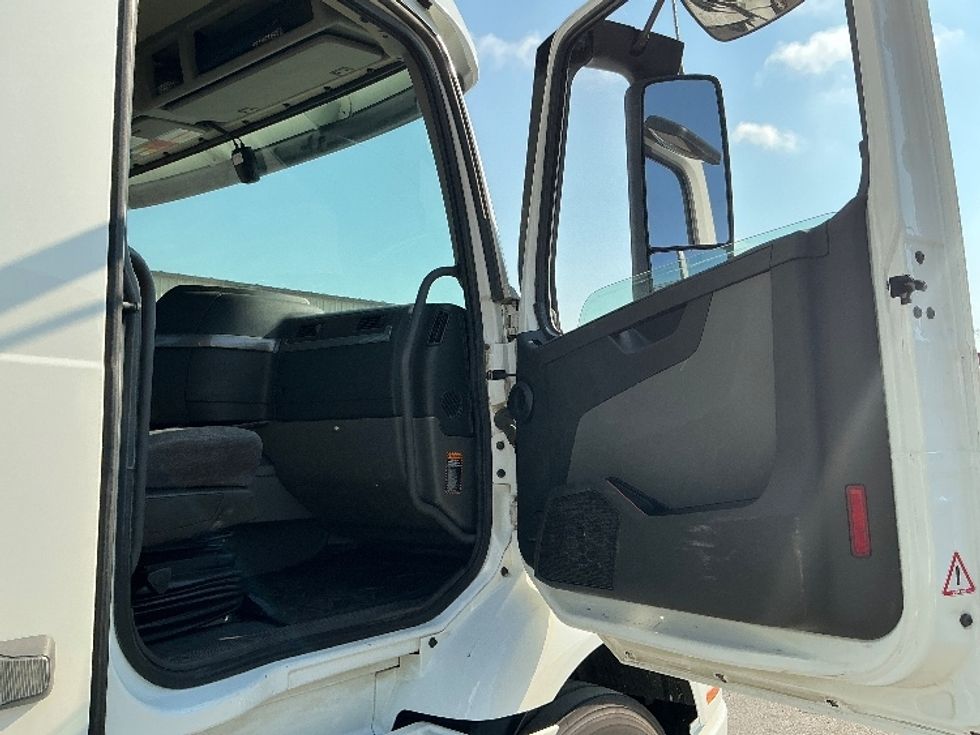 Day Cab Tractor-Heavy Duty Tractors-Volvo-2020-VNR64300-Calgary-AB-1,014,994\n\t\tkm-$ 45,000 - Image 12