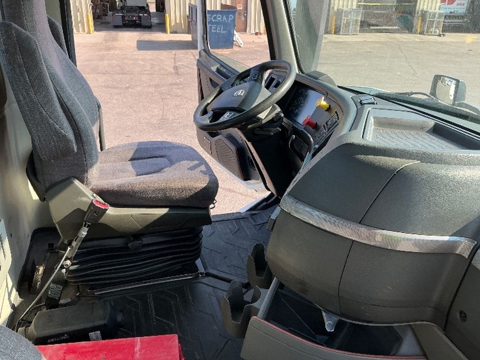 Day Cab Tractor-Heavy Duty Tractors-Volvo-2020-VNR64300-Calgary-AB-1,014,994\n\t\tkm-$ 45,000 - Image 14