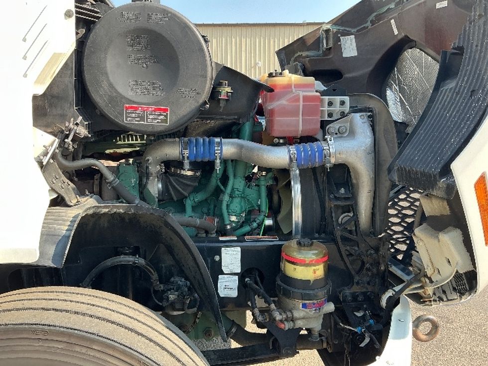 Day Cab Tractor-Heavy Duty Tractors-Volvo-2020-VNR64300-Calgary-AB-1,014,994\n\t\tkm-$ 45,000 - Image 15