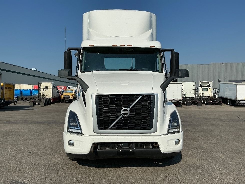 Day Cab Tractor-Heavy Duty Tractors-Volvo-2020-VNR64300-Calgary-AB-1,014,994\n\t\tkm-$ 45,000 - Image 2