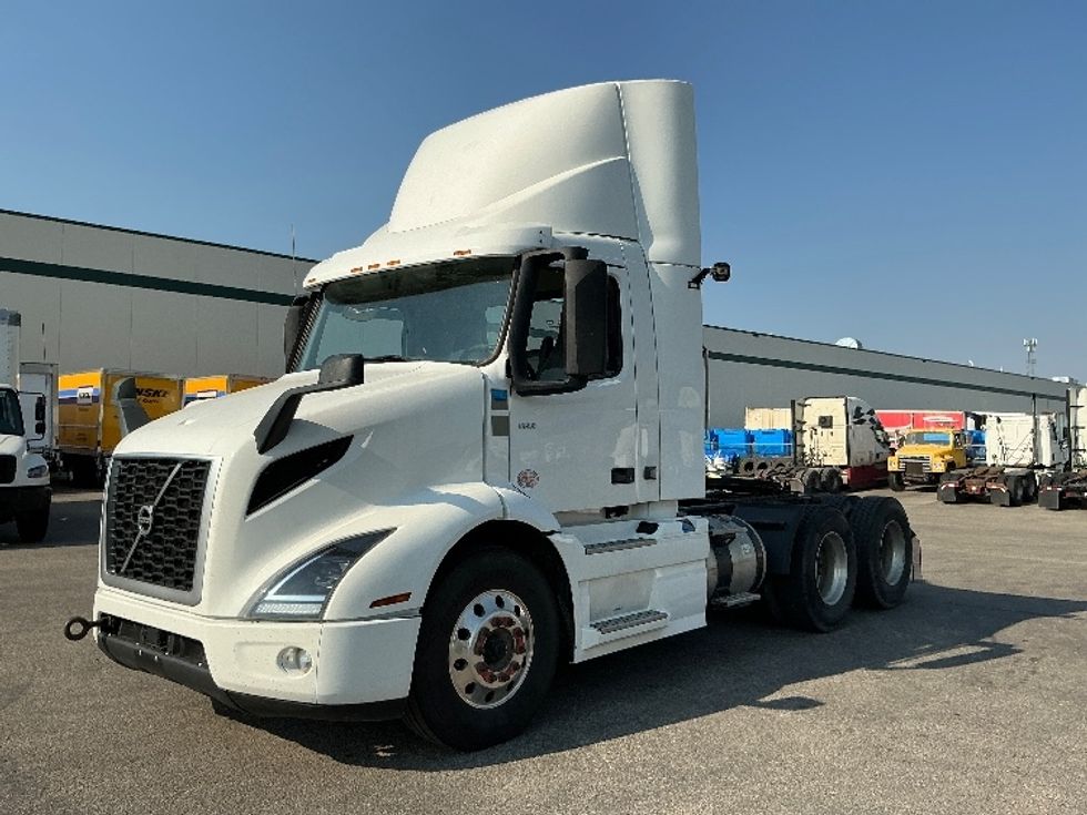 Day Cab Tractor-Heavy Duty Tractors-Volvo-2020-VNR64300-Calgary-AB-1,014,994\n\t\tkm-$ 45,000 - Image 3