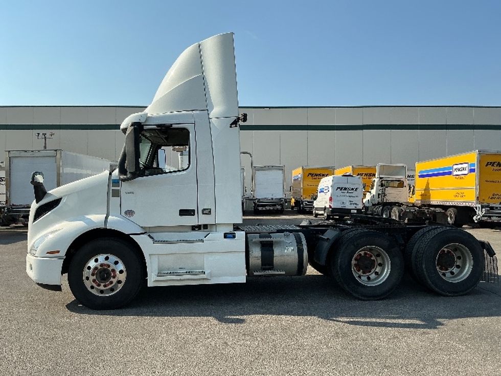 Day Cab Tractor-Heavy Duty Tractors-Volvo-2020-VNR64300-Calgary-AB-1,014,994\n\t\tkm-$ 45,000 - Image 4