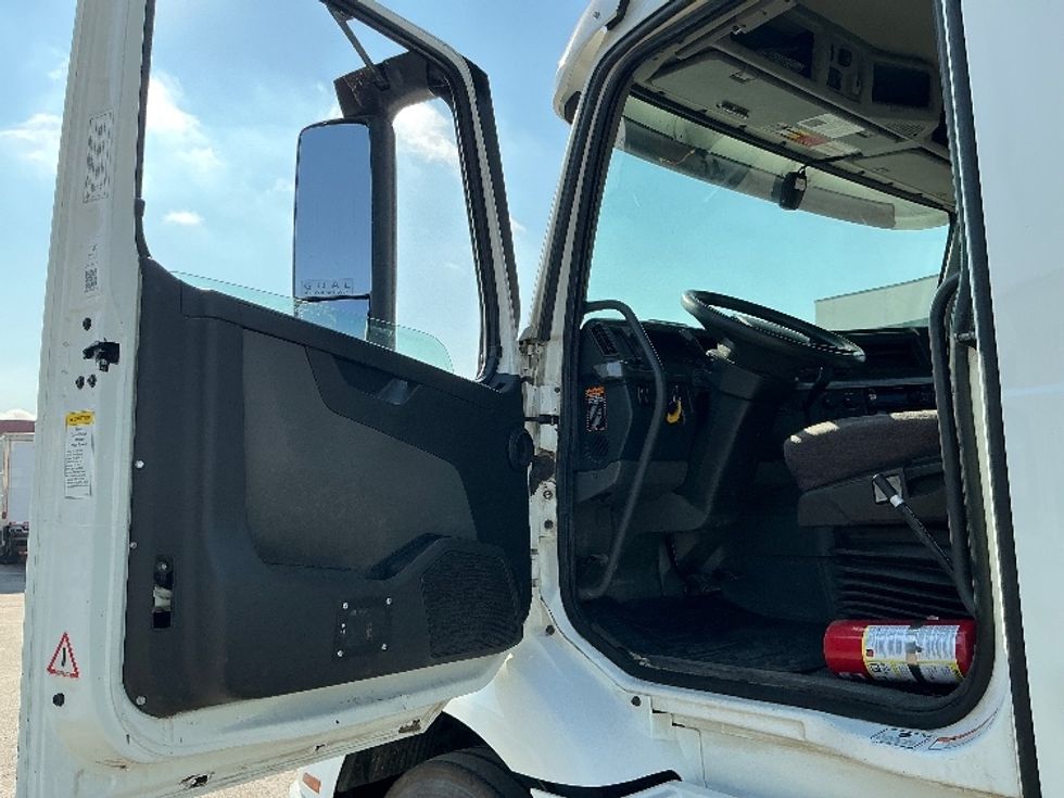 Day Cab Tractor-Heavy Duty Tractors-Volvo-2020-VNR64300-Calgary-AB-1,014,994\n\t\tkm-$ 45,000 - Image 9