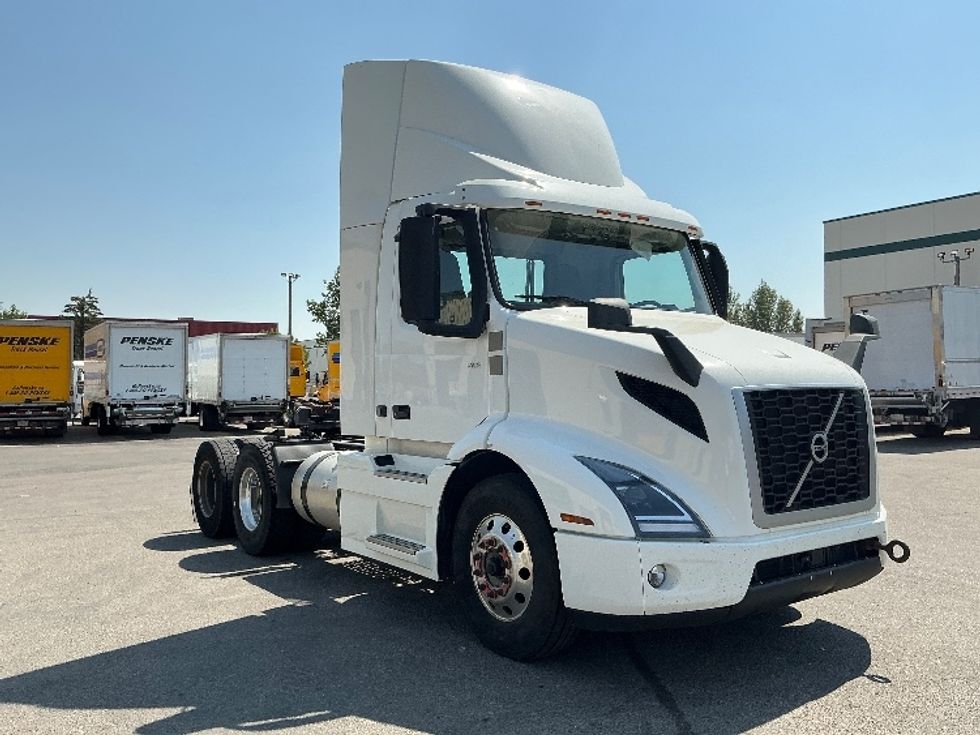 Day Cab Tractor-Heavy Duty Tractors-Volvo-2020-VNR64300-Calgary-AB-1,037,471\n\t\tkm-$ 42,500 - Image 1