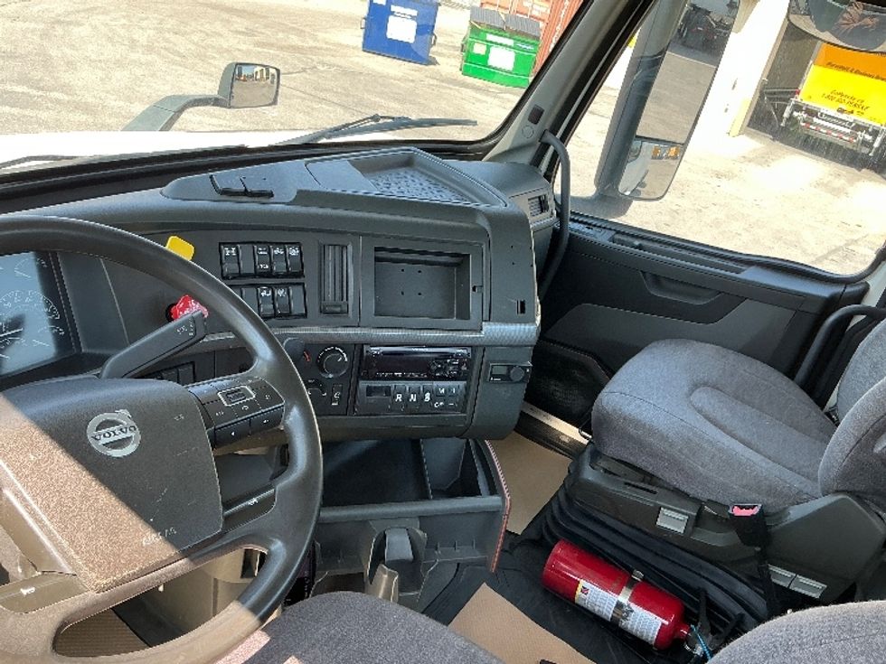 Day Cab Tractor-Heavy Duty Tractors-Volvo-2020-VNR64300-Calgary-AB-1,037,471\n\t\tkm-$ 42,500 - Image 10