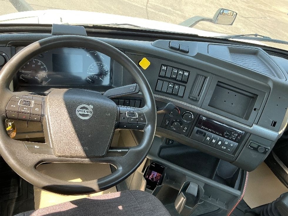Day Cab Tractor-Heavy Duty Tractors-Volvo-2020-VNR64300-Calgary-AB-1,037,471\n\t\tkm-$ 42,500 - Image 11