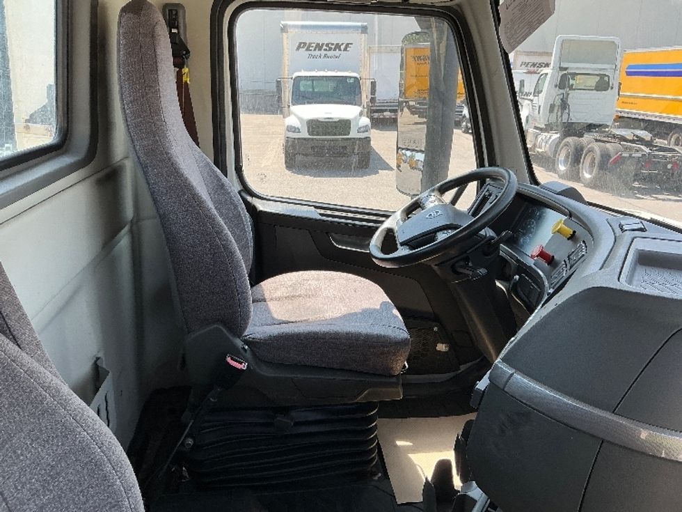 Day Cab Tractor-Heavy Duty Tractors-Volvo-2020-VNR64300-Calgary-AB-1,037,471\n\t\tkm-$ 42,500 - Image 14