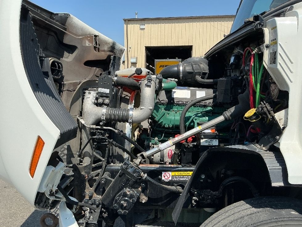 Day Cab Tractor-Heavy Duty Tractors-Volvo-2020-VNR64300-Calgary-AB-1,037,471\n\t\tkm-$ 42,500 - Image 15