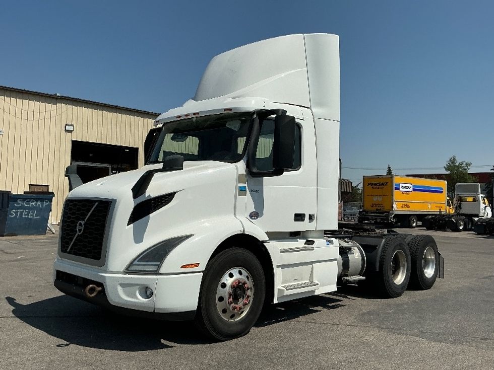 Day Cab Tractor-Heavy Duty Tractors-Volvo-2020-VNR64300-Calgary-AB-1,037,471\n\t\tkm-$ 42,500 - Image 3