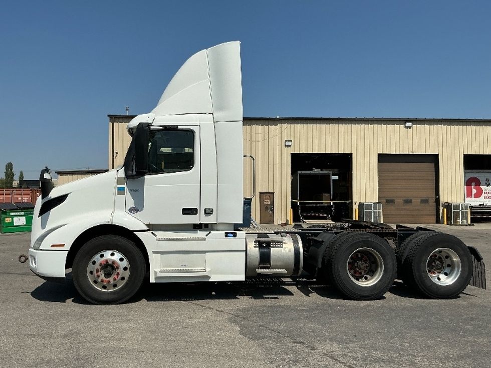 Day Cab Tractor-Heavy Duty Tractors-Volvo-2020-VNR64300-Calgary-AB-1,037,471\n\t\tkm-$ 42,500 - Image 4