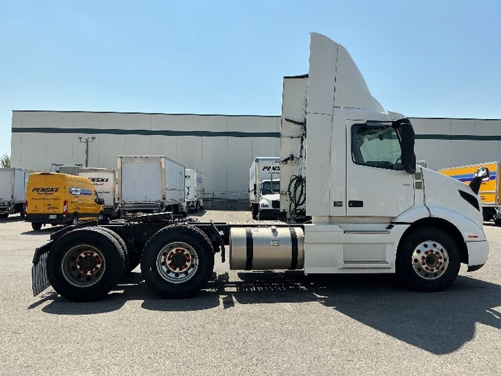 Day Cab Tractor-Heavy Duty Tractors-Volvo-2020-VNR64300-Calgary-AB-1,037,471\n\t\tkm-$ 42,500 - Image 8