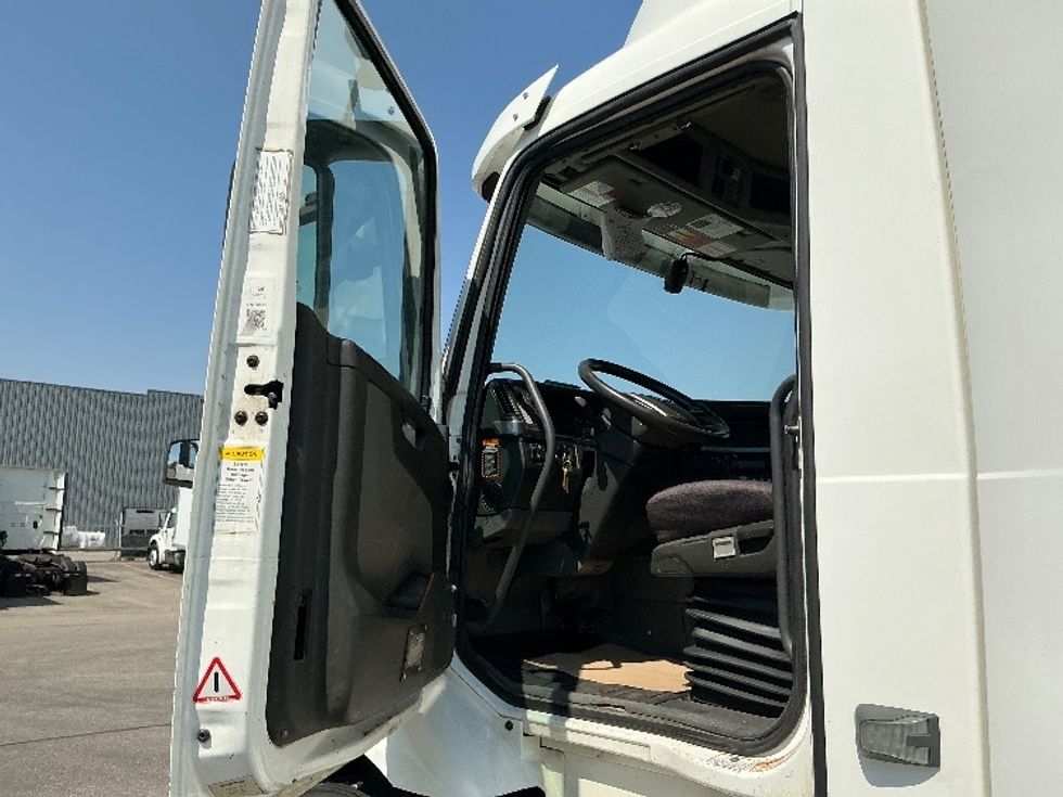 Day Cab Tractor-Heavy Duty Tractors-Volvo-2020-VNR64300-Calgary-AB-1,037,471\n\t\tkm-$ 42,500 - Image 9