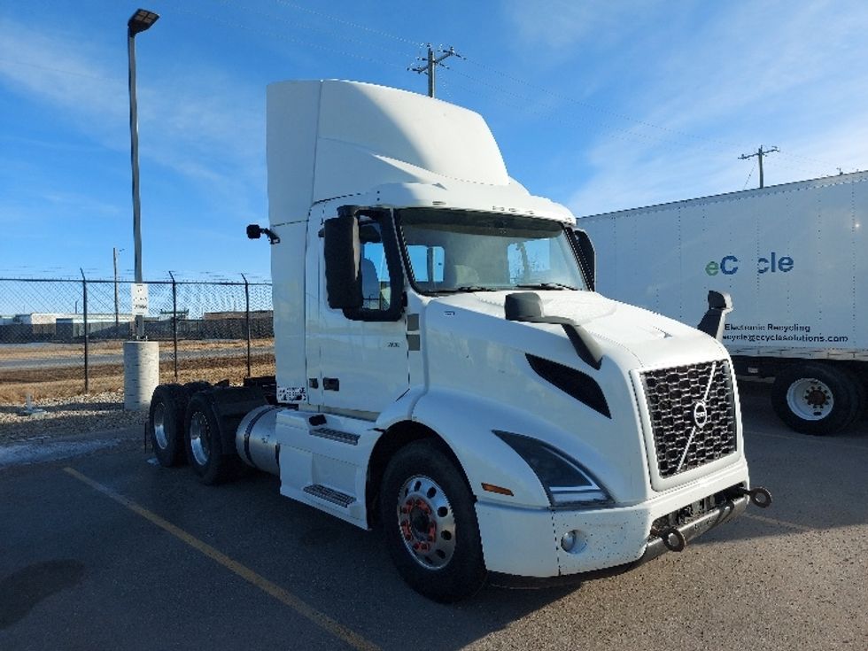 Day Cab Tractor-Heavy Duty Tractors-Volvo-2020-VNR64300-Calgary-AB-1,067,218\n\t\tkm-$ 25,750 - Image 1