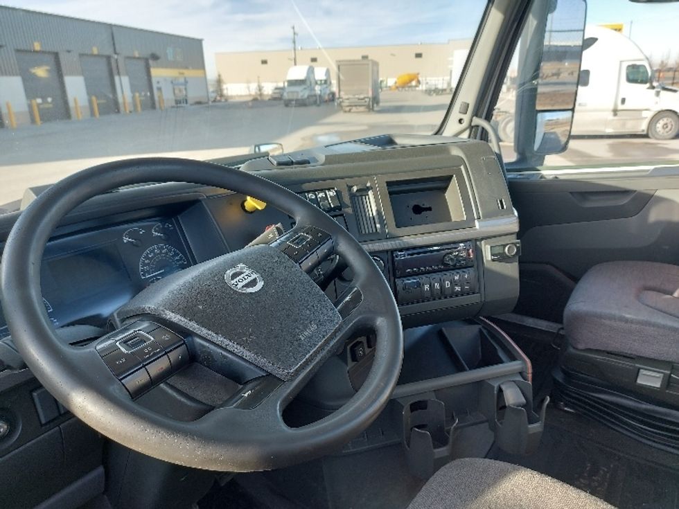 Day Cab Tractor-Heavy Duty Tractors-Volvo-2020-VNR64300-Calgary-AB-1,067,218\n\t\tkm-$ 25,750 - Image 10