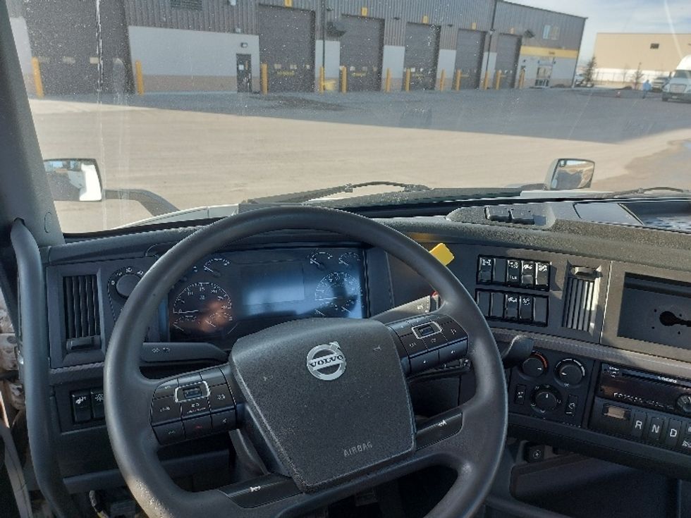 Day Cab Tractor-Heavy Duty Tractors-Volvo-2020-VNR64300-Calgary-AB-1,067,218\n\t\tkm-$ 25,750 - Image 11
