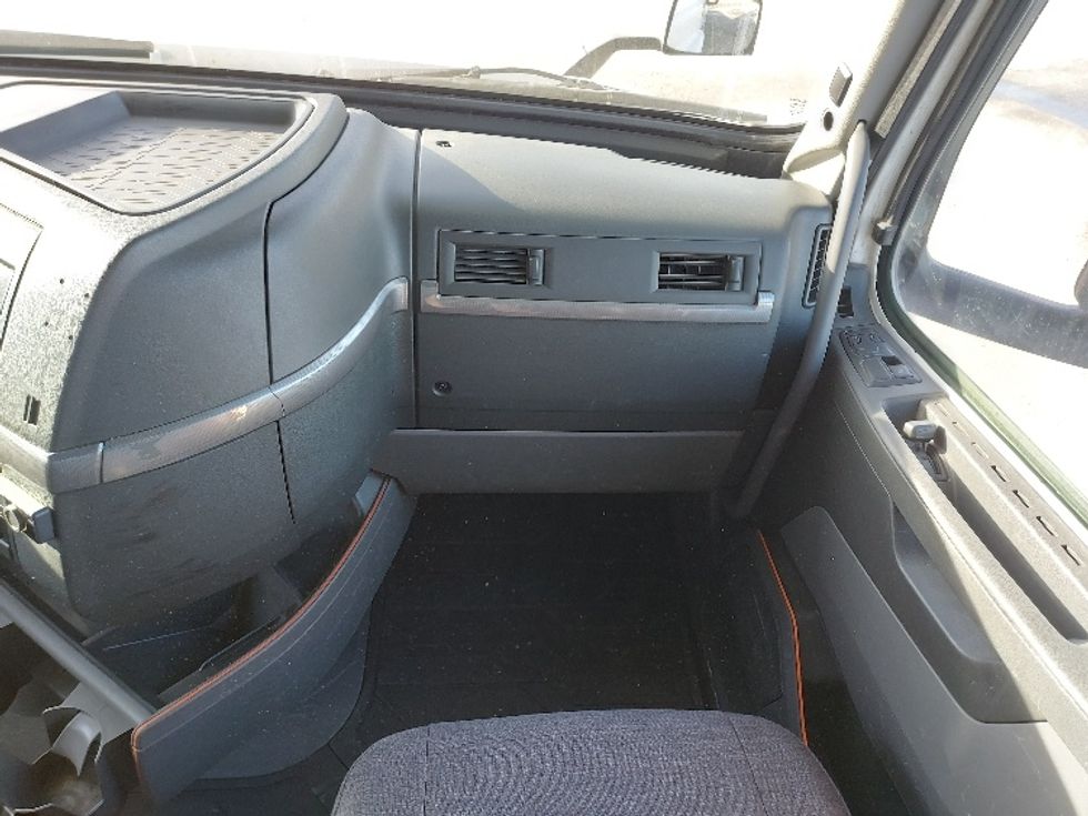 Day Cab Tractor-Heavy Duty Tractors-Volvo-2020-VNR64300-Calgary-AB-1,067,218\n\t\tkm-$ 25,750 - Image 12