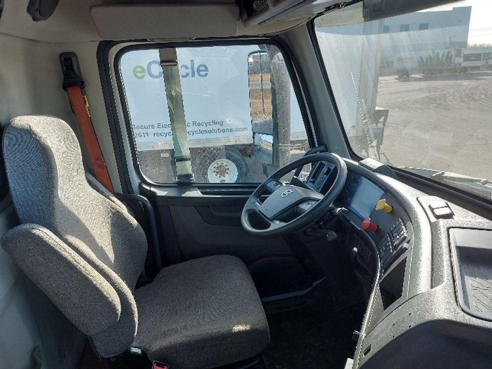 Day Cab Tractor-Heavy Duty Tractors-Volvo-2020-VNR64300-Calgary-AB-1,067,218\n\t\tkm-$ 25,750 - Image 13