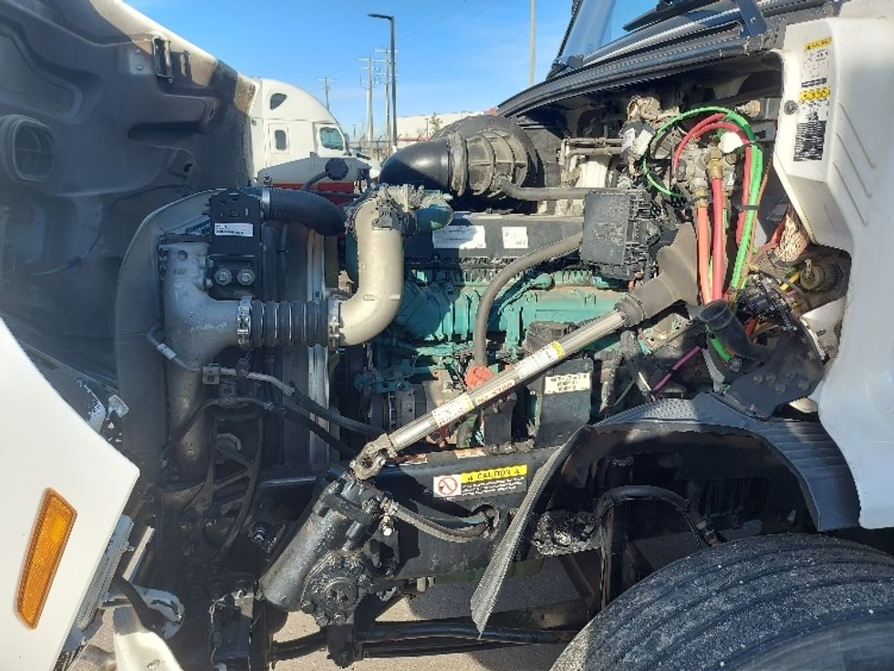 Day Cab Tractor-Heavy Duty Tractors-Volvo-2020-VNR64300-Calgary-AB-1,067,218\n\t\tkm-$ 25,750 - Image 15