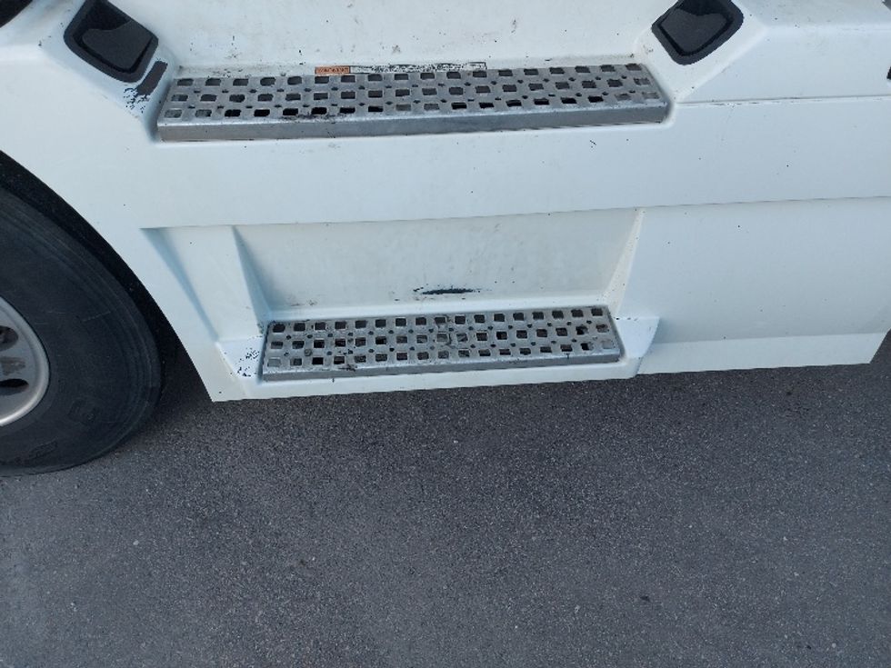 Day Cab Tractor-Heavy Duty Tractors-Volvo-2020-VNR64300-Calgary-AB-1,067,218\n\t\tkm-$ 25,750 - Image 17