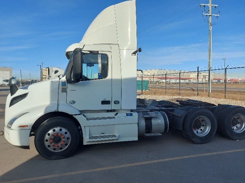 Day Cab Tractor-Heavy Duty Tractors-Volvo-2020-VNR64300-Calgary-AB-1,067,218\n\t\tkm-$ 25,750 - Image 4