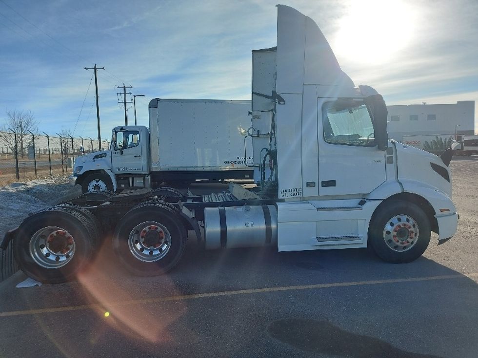 Day Cab Tractor-Heavy Duty Tractors-Volvo-2020-VNR64300-Calgary-AB-1,067,218\n\t\tkm-$ 25,750 - Image 8