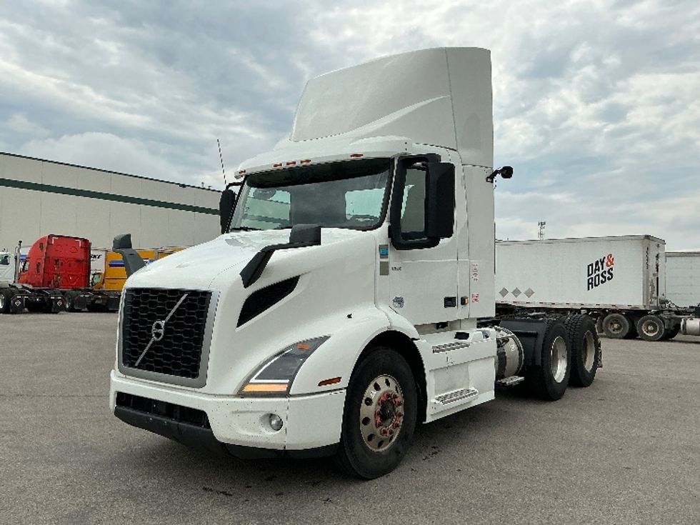 Day Cab Tractor-Heavy Duty Tractors-Volvo-2020-VNR64300-Calgary-AB-1,190,913\n\t\tkm-$ 28,750 - Image 1