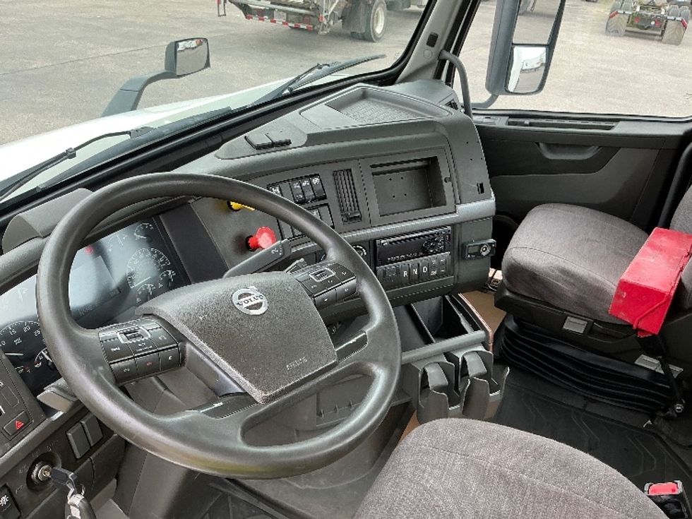 Day Cab Tractor-Heavy Duty Tractors-Volvo-2020-VNR64300-Calgary-AB-1,190,913\n\t\tkm-$ 28,750 - Image 10
