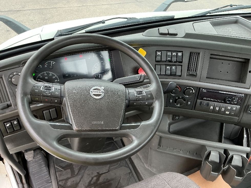 Day Cab Tractor-Heavy Duty Tractors-Volvo-2020-VNR64300-Calgary-AB-1,190,913\n\t\tkm-$ 28,750 - Image 11