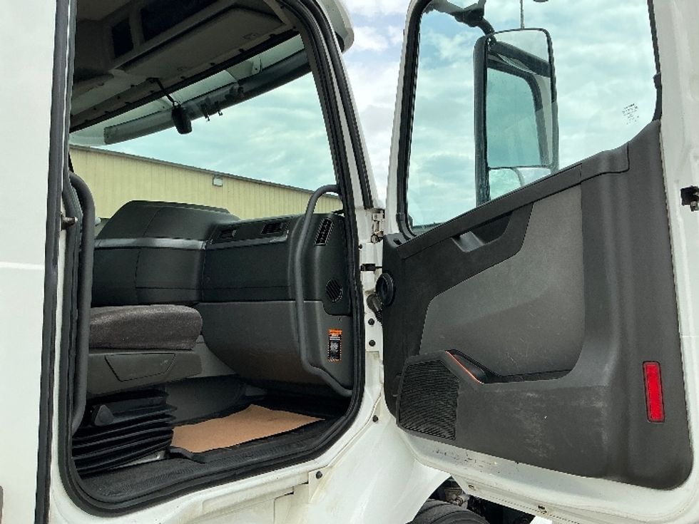 Day Cab Tractor-Heavy Duty Tractors-Volvo-2020-VNR64300-Calgary-AB-1,190,913\n\t\tkm-$ 28,750 - Image 12