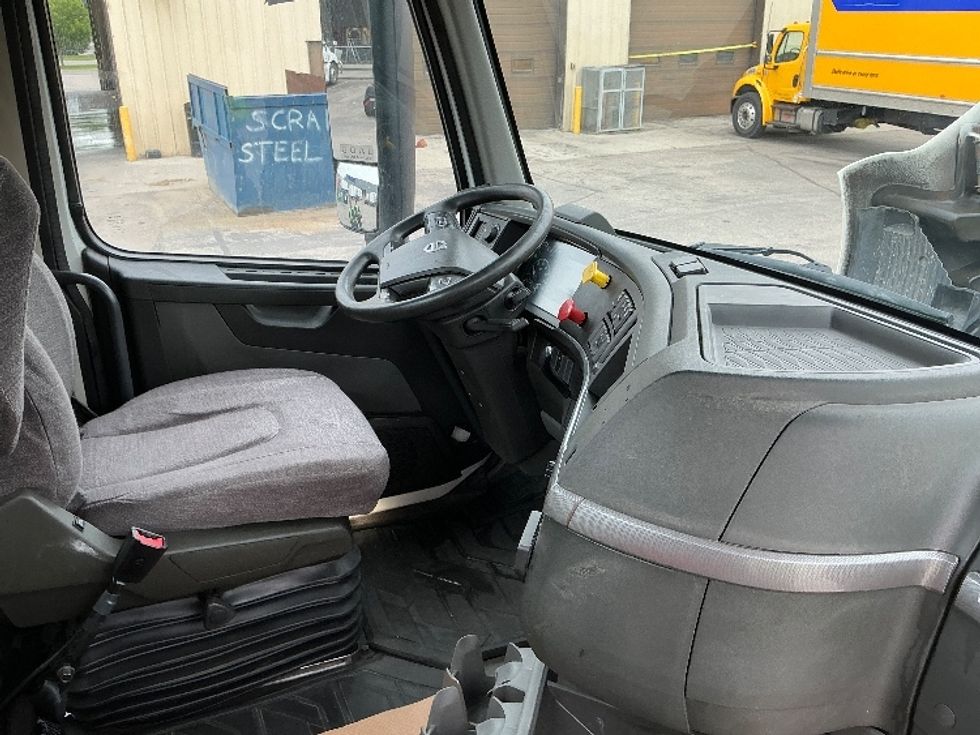 Day Cab Tractor-Heavy Duty Tractors-Volvo-2020-VNR64300-Calgary-AB-1,190,913\n\t\tkm-$ 28,750 - Image 14