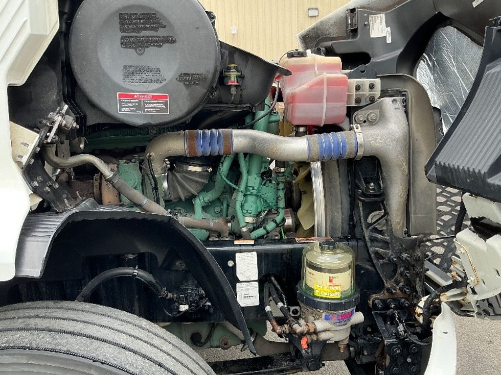 Day Cab Tractor-Heavy Duty Tractors-Volvo-2020-VNR64300-Calgary-AB-1,190,913\n\t\tkm-$ 28,750 - Image 15