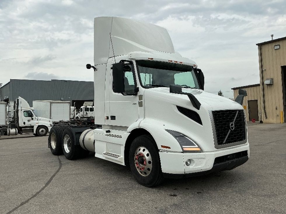 Day Cab Tractor-Heavy Duty Tractors-Volvo-2020-VNR64300-Calgary-AB-1,190,913\n\t\tkm-$ 28,750 - Image 3